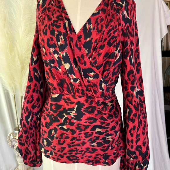 The Unbranded Brand Tops - Vintage Due Per Due 100% silk Red & Black Leopard Print Wrap Top S